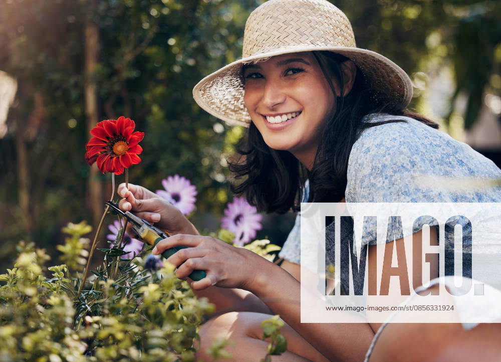 Flowers, cut or portrait of girl florist gardening natural red plant for growth, development or nursery. Gardener, scissor or happy woman farming for nature, horticulture and floral sustainability. (License=RF) ,model released, Symbolfoto