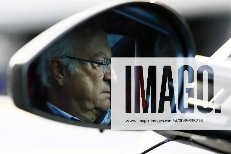 Köngi Carl Gustaf in Mantorp 180922 Kungen - Carl XVI Gustaf - anländer i en Ferrari till STCC-finalen 2018 pa Mantorp Park den 22 september 2018 i Mantorp.