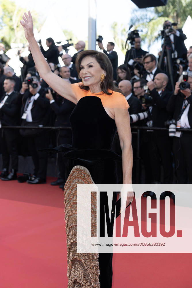 Mouna Ayoub Montée des marches du film La vénus électrique pour la cérémonie douverture du 79ème Festival International du Film de Cannes, le 12 mai 2026 Jacovides Moreau Bestimage Red carpet for The electric kiss during the 79th Cannes International Film Festival Opening ceremony on May 12, 2026 Cannes France