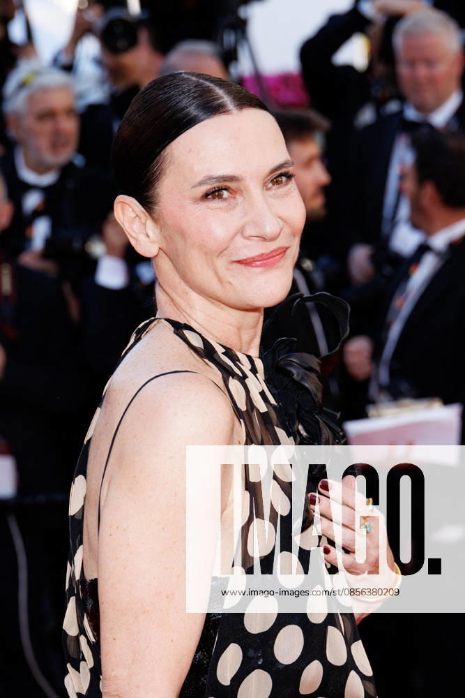 Géraldine Pailhas Montée des marches du film La vénus électrique pour la cérémonie douverture du 79ème Festival International du Film de Cannes, le 12 mai 2026 Jacovides Moreau Bestimage Red carpet for The electric kiss during the 79th Cannes International Film Festival Opening ceremony on May 12, 2026 Cannes France