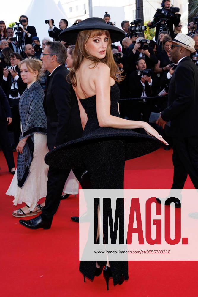 Frédérique Bel Montée des marches du film La vénus électrique pour la cérémonie douverture du 79ème Festival International du Film de Cannes, le 12 mai 2026 Jacovides Moreau Bestimage Red carpet for The electric kiss during the 79th Cannes International Film Festival Opening ceremony on May 12, 2026 Cannes France