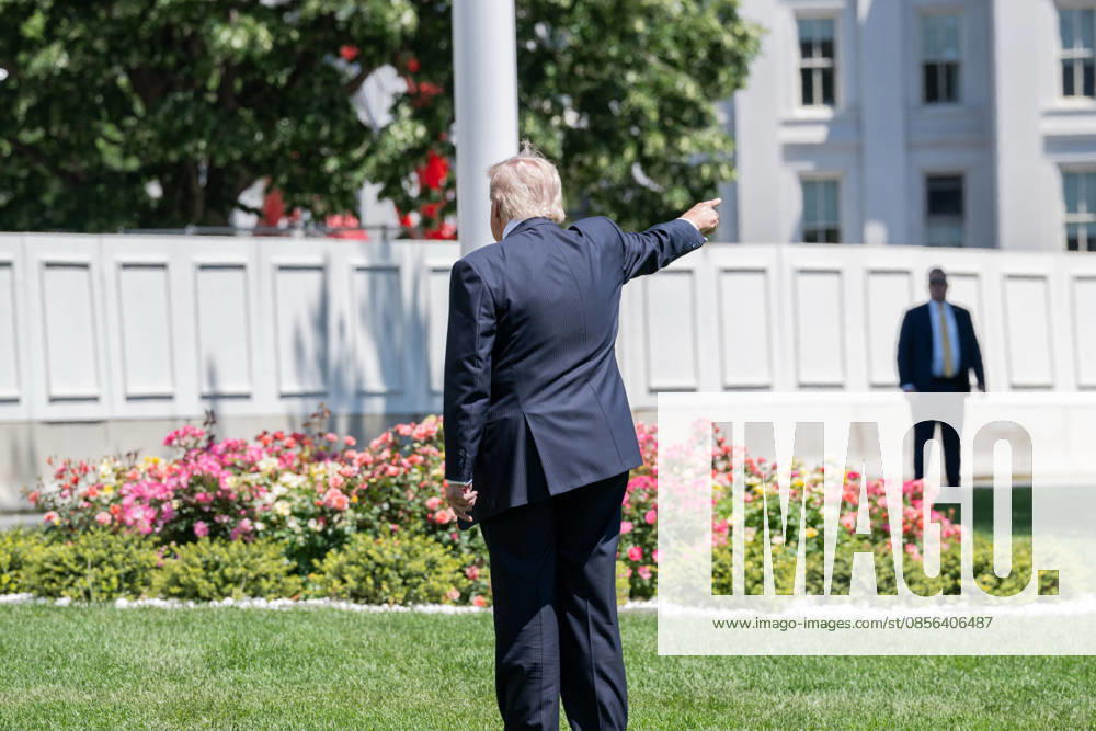 U.S. President DONALD TRUMP points out the future site where he plans to build a ballroom as he departs the White House for China Washington United States - ZUMAk206 20260512_znp_k206_024