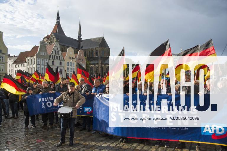 Aufzug von Teilnehmern einer AfD-Demonstration unter dem Motto Für unser Land und unsere Kinder mit dem thrüringische AfD-Landes-Chef Björn Höcke. Rostock