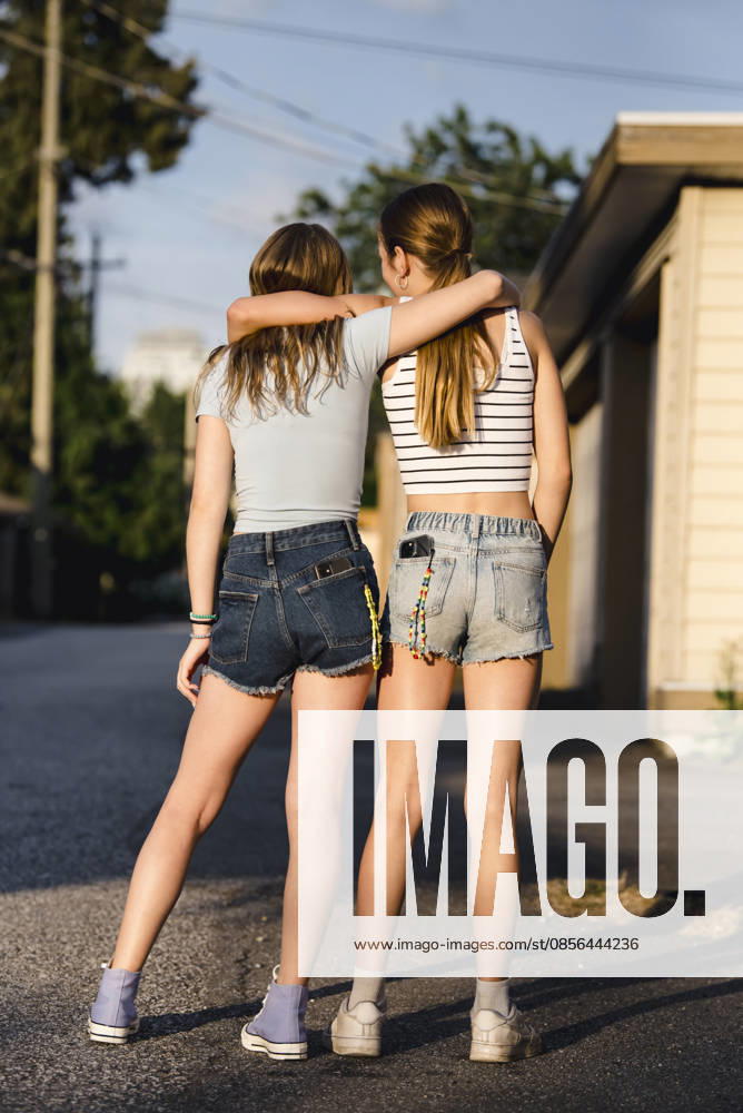 Long haired teen girls facing away in the summer Vancouver, British Columbia, Canada CR_RBEJVP260512-1999870-01 ,model released, Symbolfoto