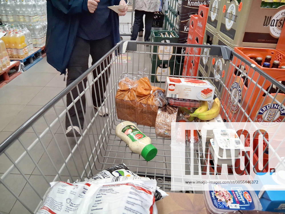 Netto-Einkauf zu Zeiten von Inflation und Konjunktur. Netto-Einkauf in einem Supermarkt oder Discounter