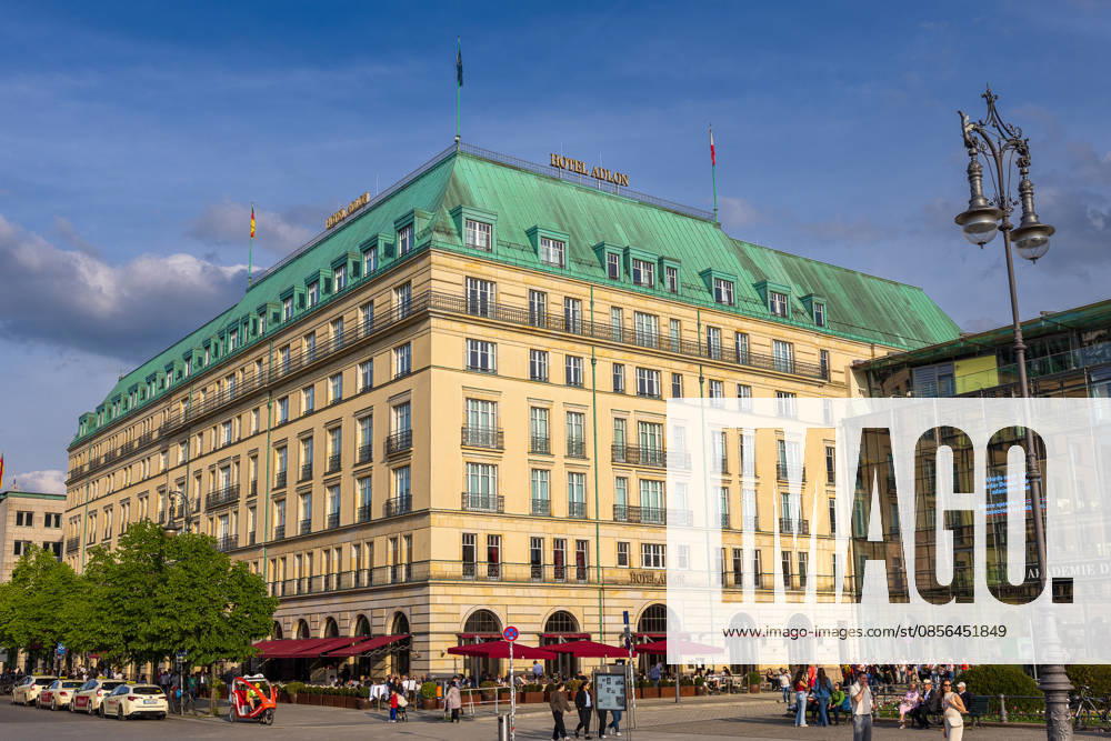 Hotel Adlon Kempinski Berlin Luxushotel am Pariser Platz, Berlin, 10.05.2026 Außenansicht des Hotel Adlon Kempinski am Pariser Platz in Berlin-Mitte nahe dem Brandenburger Tor. Die historisierende Fassade mit grünem Kupferdach und roter Außengastronomie. Rechts die Akademie der Künste. Zahlreiche Besucher beleben den Platz. Berlin-Mitte Berlin Deutschland