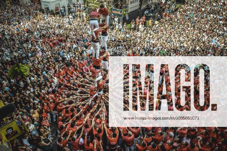 Barcelona, Catalonia, Spain - The Colla Joves Xiquets de Valls build one of their human towers during Barcelona s city holiday La Merce Barcelona Spain - ZUMAo105 20180923_zap_o105_024