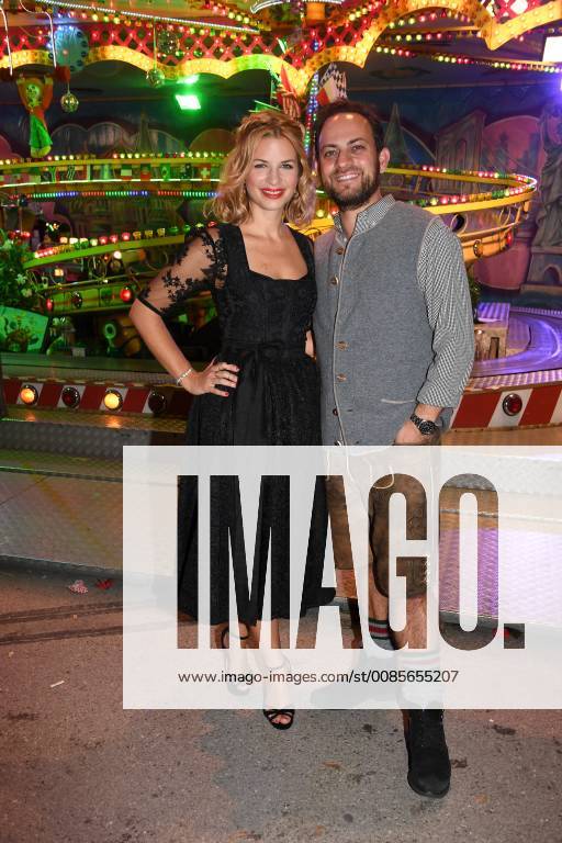Susan Sideropoulos mit Ehemann Jakob Shtizberg Wies«n 2018 Almauftrieb Käfer Schänke 2. Tag Tracht, Dirndl Bier München 23. September 2018