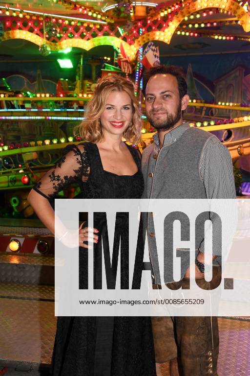 Susan Sideropoulos mit Ehemann Jakob Shtizberg Wies«n 2018 Almauftrieb Käfer Schänke 2. Tag Tracht, Dirndl Bier München 23. September 2018