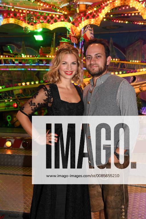 Susan Sideropoulos mit Ehemann Jakob Shtizberg Wies«n 2018 Almauftrieb Käfer Schänke 2. Tag Tracht, Dirndl Bier München 23. September 2018