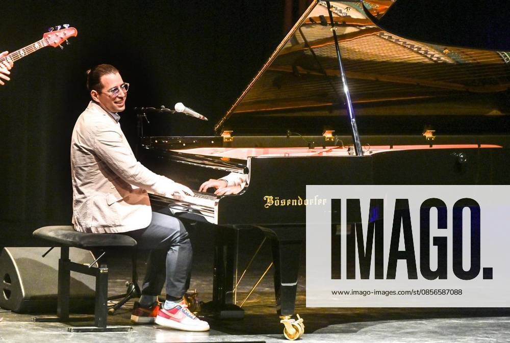 Pianist Alfredo Rodriguez tritt am Mittwoch, 13. Mai 2026, mit seinem Trio in Dinslaken auf. Das Alfredo Rodriguez Trio wird vervollständigt durch Michael Olivera am Schlagzeug und Yarel Hernandez am Bass. Das Klavierfestival Ruhr gastiert zum ersten Mal in Dinslaken. Dinslaken