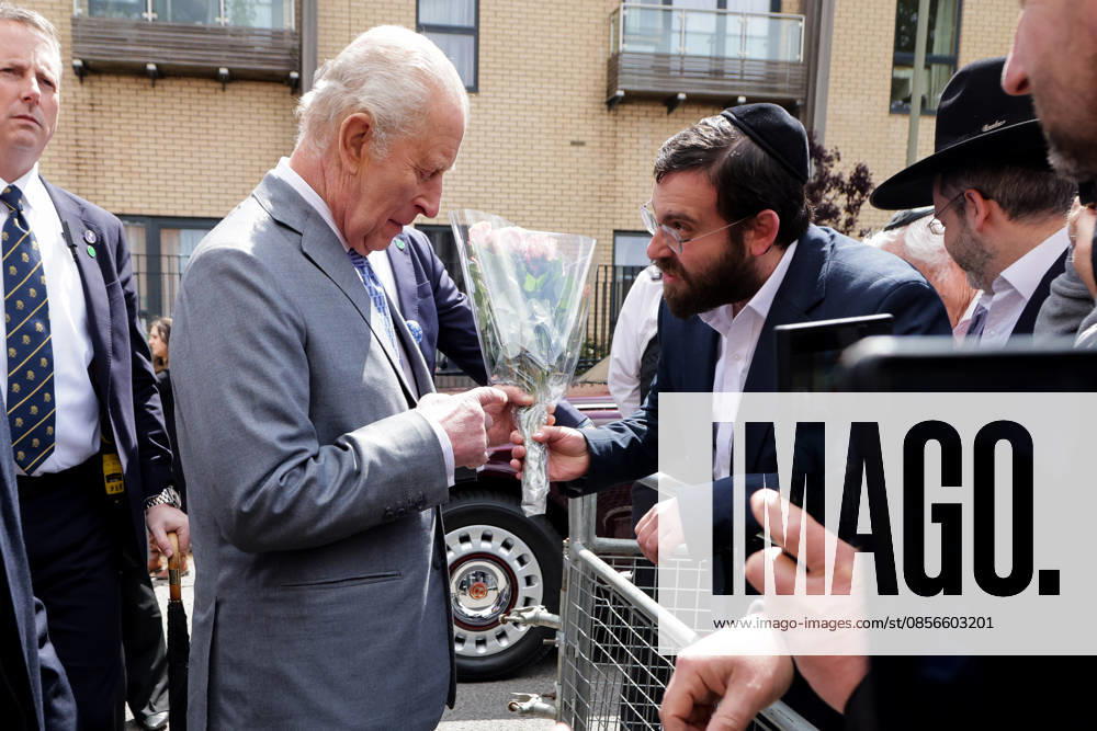 London, UK. King Charles III meets members of Jewish community outside Jewish Care in Golders Green, London after meeting representatives of the Jewish community and local charities, following a series of antisemitic attacks, including a recent knife attack in the area, Wednesday, 29 April 2026. London UK - ZUMAl94_ 20260514_zaf_l94_048