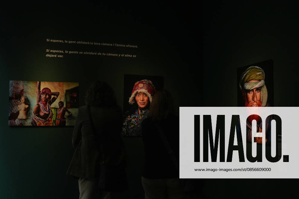 Presentation of the exhibition Icons with photographer Steve McCurry Presentation of the exhibition Icons by photographer Steve McCurry, on May 14, 2026, in Barcelona, Catalunya Spain The retrospective brings together more than 150 large format images, including the famous portrait of the Afghan girl It will be open until September 6, Monday to Sunday, with general admission at 16 euros 14 MAY 2026 PHOTOGRAPHIC EXHIBITION Barcelona, Catalunya Barcelona, Catalunya Spain