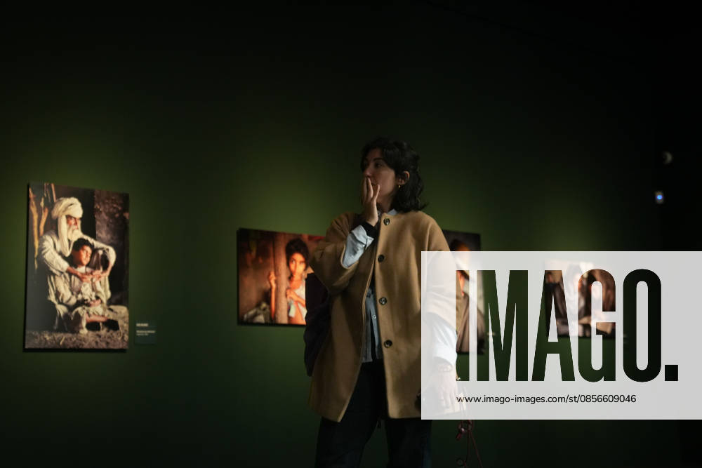 Presentation of the exhibition Icons with photographer Steve McCurry Presentation of the exhibition Icons by photographer Steve McCurry, on May 14, 2026, in Barcelona, Catalunya Spain The retrospective brings together more than 150 large format images, including the famous portrait of the Afghan girl It will be open until September 6, Monday to Sunday, with general admission at 16 euros 14 MAY 2026 PHOTOGRAPHIC EXHIBITION Barcelona, Catalunya Barcelona, Catalunya Spain