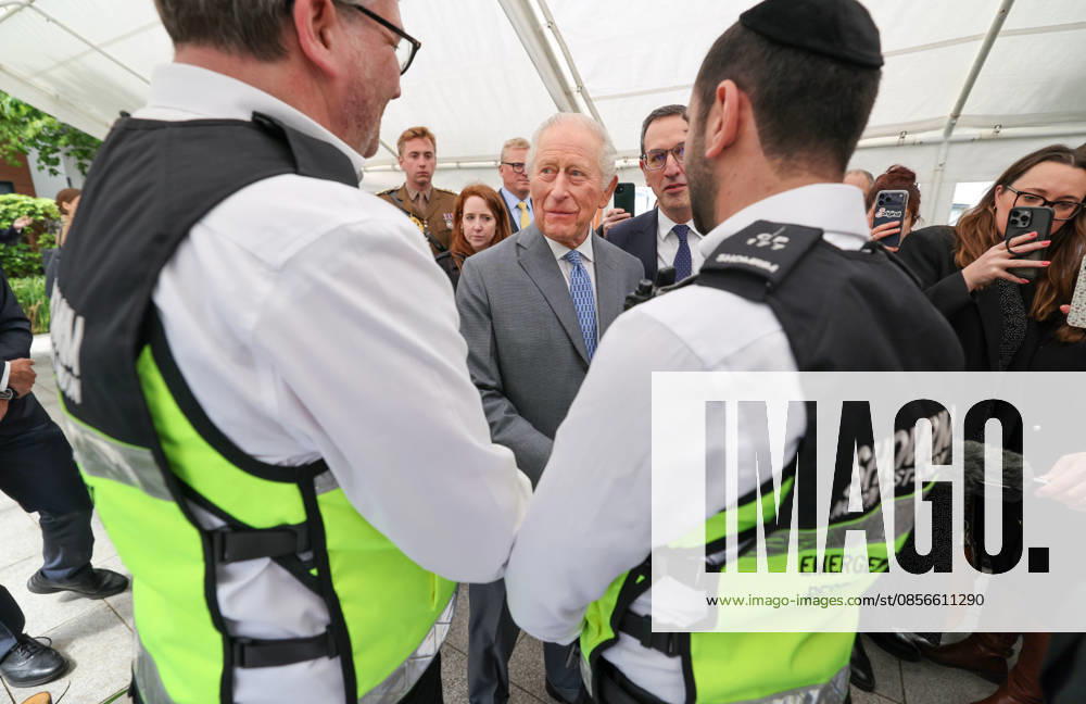 King Charles in Golders Green King Charles meets members of the Shomrin Jewish security group who helped apprehend the man who was attacking people with a knife in Golders Green in North London following the attack on Jewish residents there two weeks ago, Credit:Richard Pohle PA ROTA - B68 Avalon Golders Green