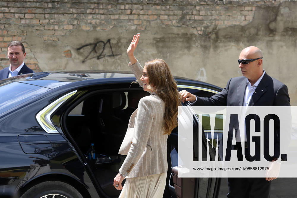 IPA84681584 - Reggio Emilia, 14 05 2026. Last stop of Princess Kate Middleton s tour at the Remida creative recycling center, as part of her tour of getting to know the reality of Reggio Children and its educational projects for children. In the photo Kate Middleton greets the people who came to see her
