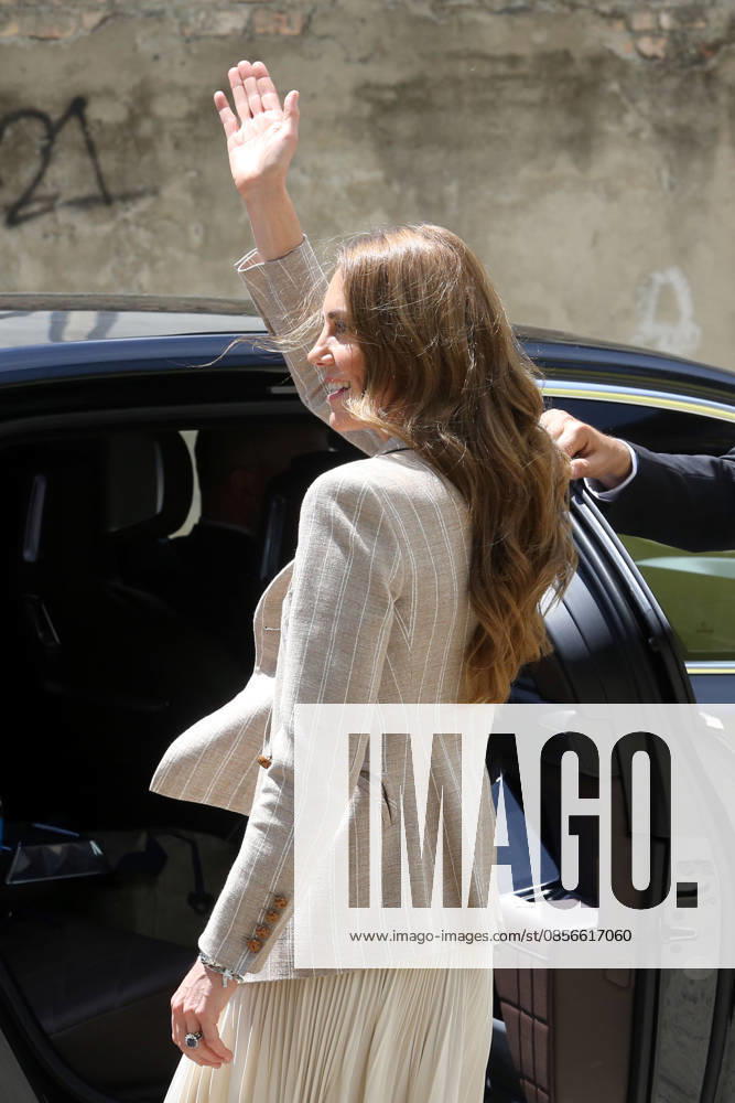 IPA84681582 - Reggio Emilia, 14 05 2026. Last stop of Princess Kate Middleton s tour at the Remida creative recycling center, as part of her tour of getting to know the reality of Reggio Children and its educational projects for children. In the photo Kate Middleton greets the people who came to see her