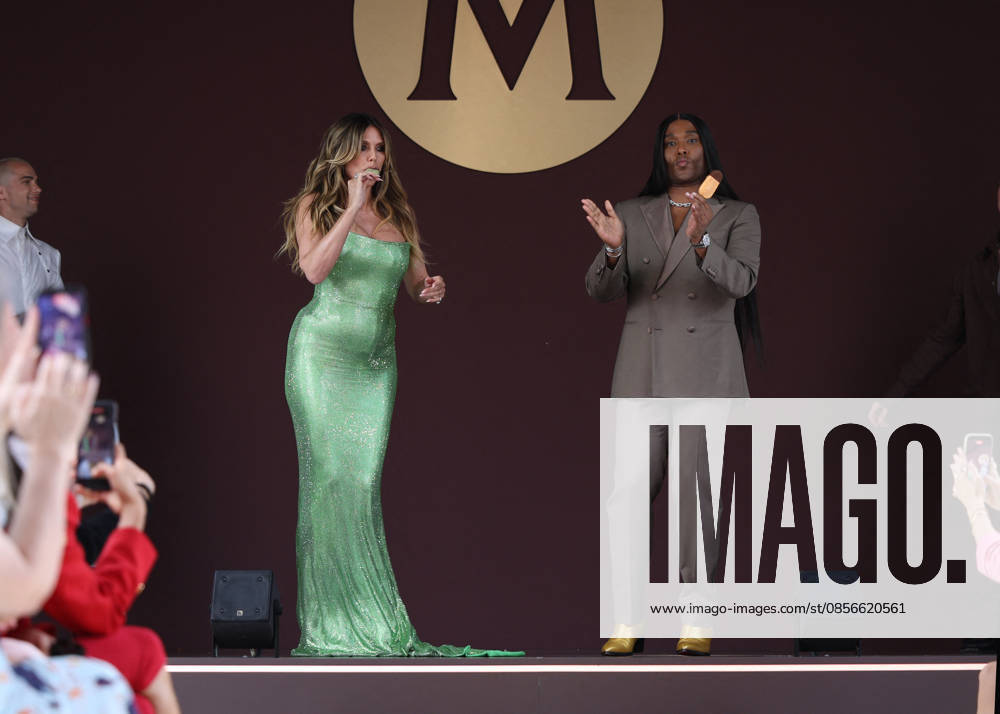Heidi Klum and Low Roach at the Magnum fashion show on the Magnum Cannes beach during the 79th Cannes International Film Festival, France, May 14, 2026 Denis Guignebourg Bestimage After announcing the launch of Maison Magnum®, haute couture opens its exceptional podium to A Castillon for an exclusive showcase on May 14 on the Magnum Cannes beach on the occasion of the 79th Cannes Film Festival. Previously at the heart of Maison Magnum® an inaugural fashion show artistically directed by L Roach and couture silhouettes imagined by V Weinsanto celebrating a shared vision of pleasure as a sensory experience, at the crossroads of gourmandise and creativity This new take on gourmandise through creativity and contemporary culture will be crowned