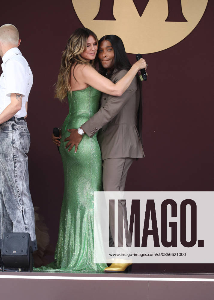 Heidi Klum and Low Roach at the Magnum fashion show on the Magnum Cannes beach during the 79th Cannes International Film Festival, France, May 14, 2026 Denis Guignebourg Bestimage After announcing the launch of Maison Magnum®, haute couture opens its exceptional podium to A Castillon for an exclusive showcase on May 14 on the Magnum Cannes beach on the occasion of the 79th Cannes Film Festival. Previously at the heart of Maison Magnum® an inaugural fashion show artistically directed by L Roach and couture silhouettes imagined by V Weinsanto celebrating a shared vision of pleasure as a sensory experience, at the crossroads of gourmandise and creativity This new take on gourmandise through creativity and contemporary culture will be crowned