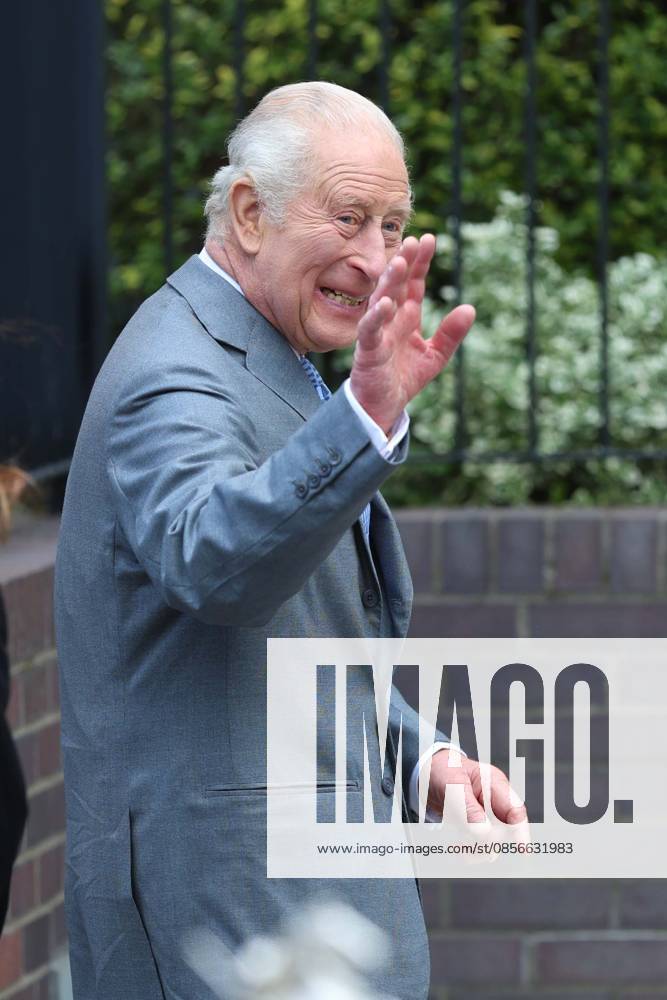 UK King CHARLES III greets members of the local community outside Jewish Care during a visit to Golders Green in north-west London. The King met representatives of the Jewish community following recent antisemitic attacks in the area. London United Kingdom - ZUMAa279 20260514_zsp_a279_003