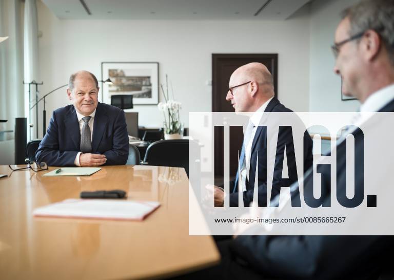 Bundesfinanzminister Olaf Scholz (L), SPD, trifft Markus Lewe (M) und Helmut Dedy (R) vom Deutschen Staedtetag im BMF. Berlin, 24.09.2018. Berlin Germany