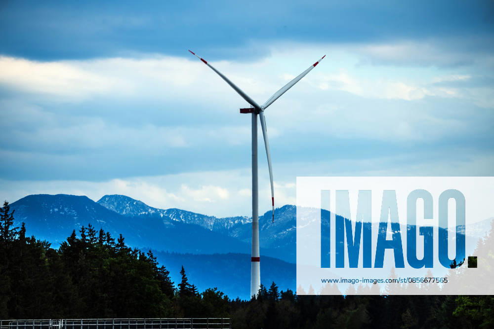 Einsames bayerisches Windrad vor Alpenpanorama, Blick von Sauerlach nach Süden in Richtung Alpen, Bayern liegt beim Ausbau von Windkraft hinter anderen Bundesländern zurück, Sauerlach, Mai 2026 Deutschland, Sauerlach, Mai 2026, einsames bayerisches Windrad vor Alpenpanorama, Blick von Sauerlach nach Süden, in Richtung Alpen, Bayern liegt beim Ausbau von Windkraft hinter anderen Bundesländern zurück, neues Windrad im Hofoldinger Forst, Windkraft, Windenergie, Windenergieanlage, erneuerbare Energien, Energiewende, Stromerzeugung, bayerisch, Bayern