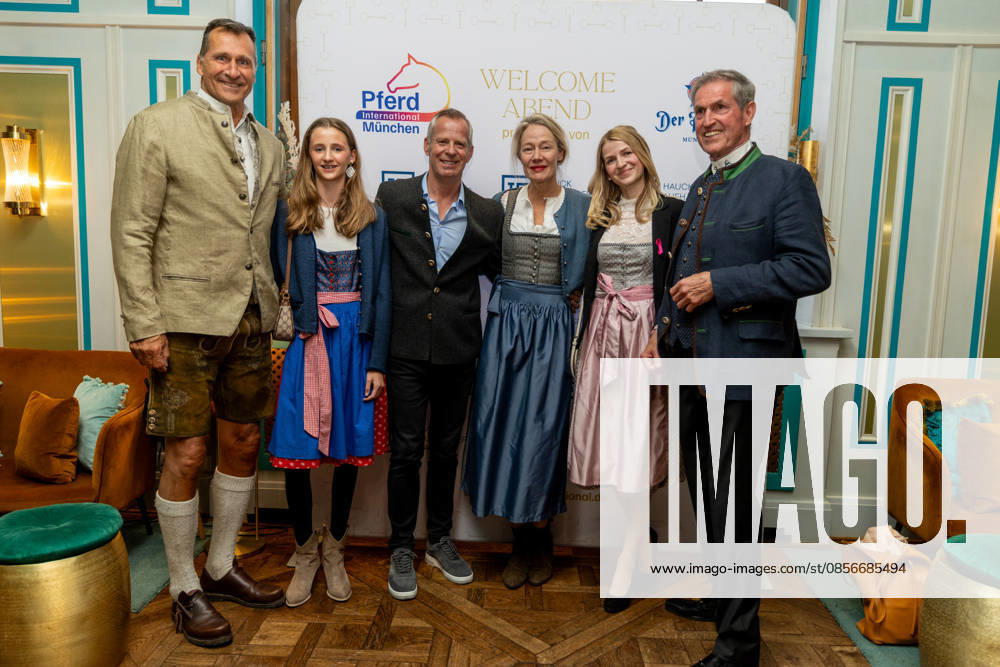 Lars Riedel mit Tochter Paula , Frank Scheppendahl , Christina Kempkes (Pink Ribbon Deutschland) mit Begleitung und Jürgen Blum . Welcome-Abend der Pferd International München in der Eventlocation The Resi am Viktualienmarkt in München.