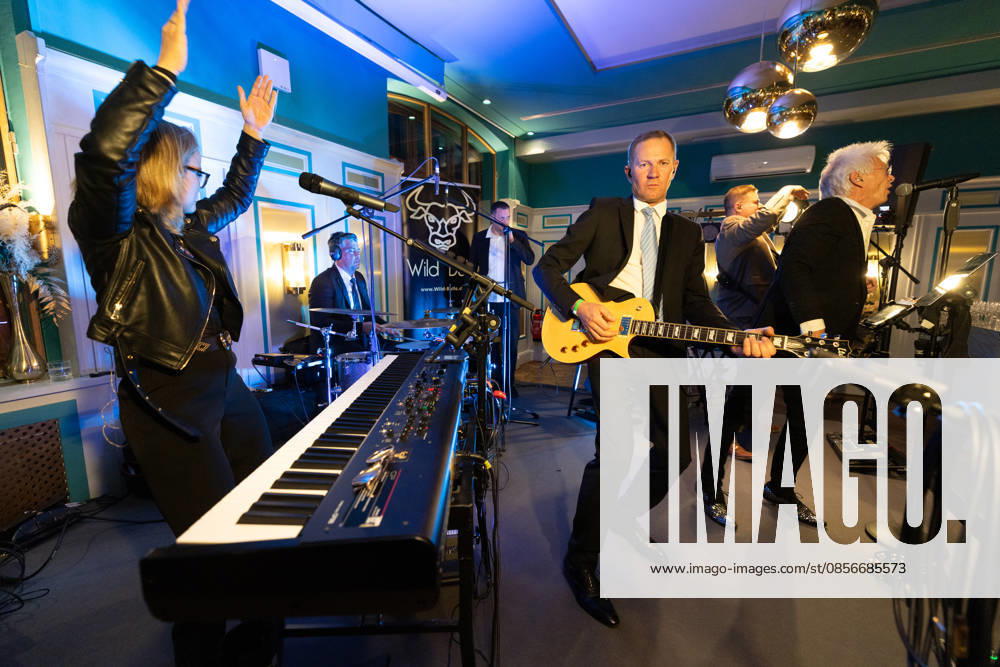 Die Band WILD BULLS mit Hansi Blum an der Gitarre, Wolfi am Microfon, Simone am Keyboard. Welcome-Abend der Pferd International München in der Eventlocation The Resi am Viktualienmarkt in München.