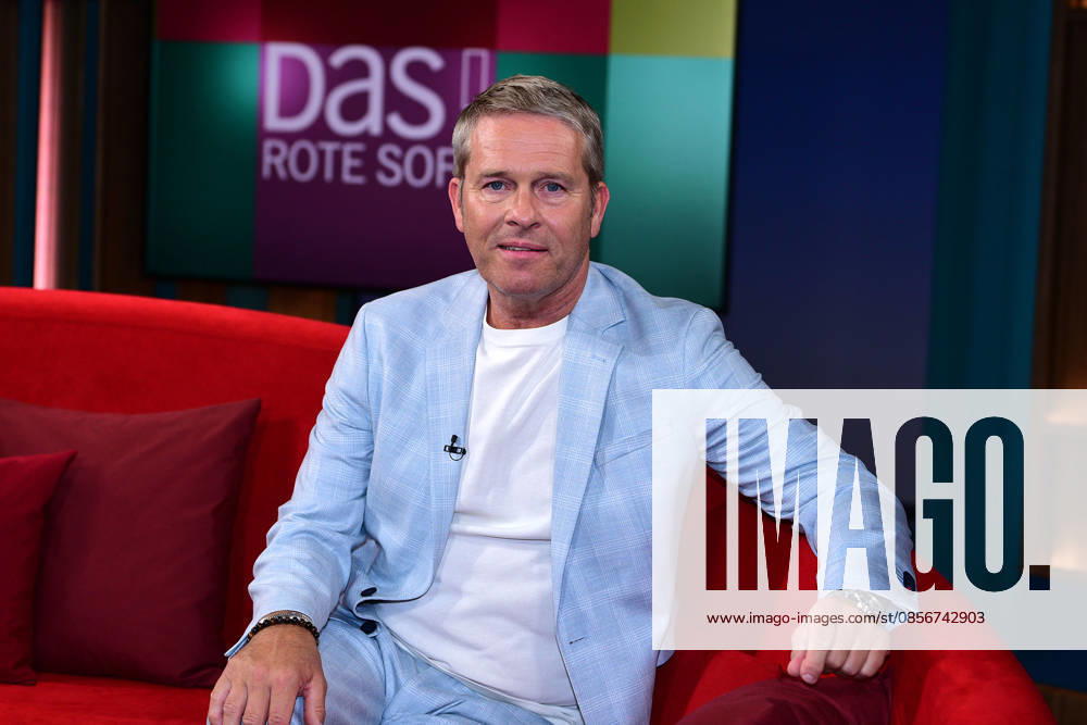 Hinnerk Baumgarten, der Moderator in der Sendung DAS Rote Sofa! (NDR) am 15.05.2026 in Hamburg Hinnerk Baumgarten during the Das Rote Sofa tv show at NDR Studios on May 15, 2026 in Hamburg, Germany Maximilian Brueckner zu Gast in der Sednung DAS Rote Sofa (NDR) in Hamburg