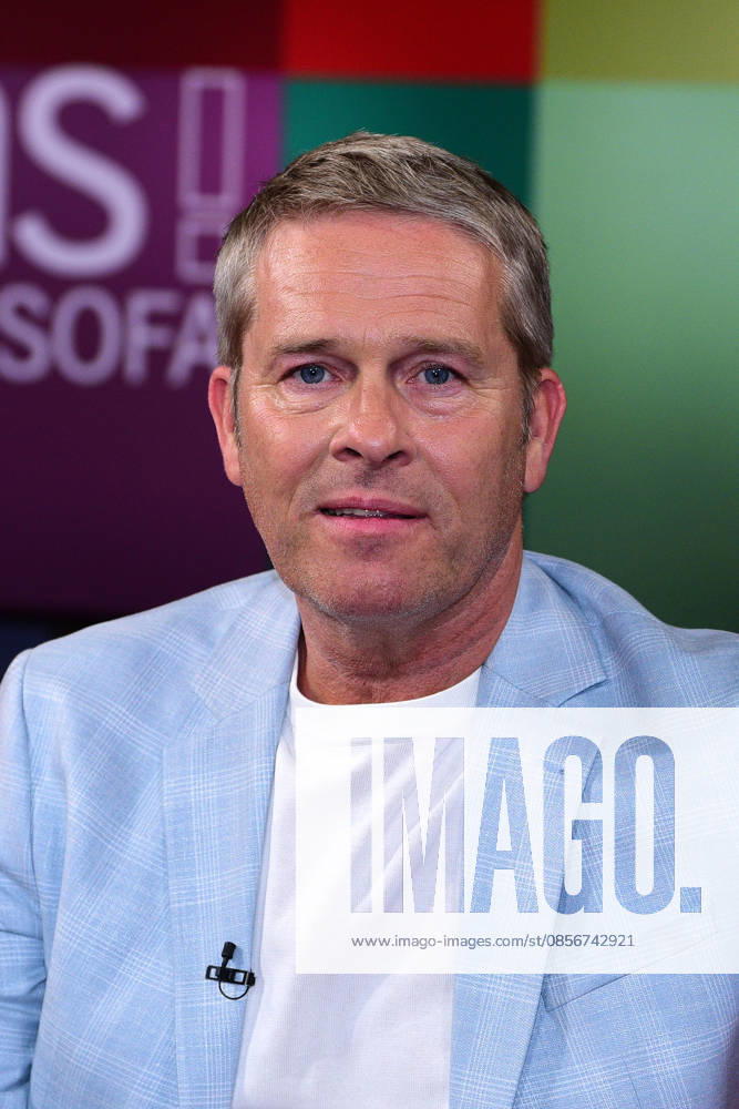 Hinnerk Baumgarten, der Moderator in der Sendung DAS Rote Sofa! (NDR) am 15.05.2026 in Hamburg Hinnerk Baumgarten during the Das Rote Sofa tv show at NDR Studios on May 15, 2026 in Hamburg, Germany Maximilian Brueckner zu Gast in der Sednung DAS Rote Sofa (NDR) in Hamburg