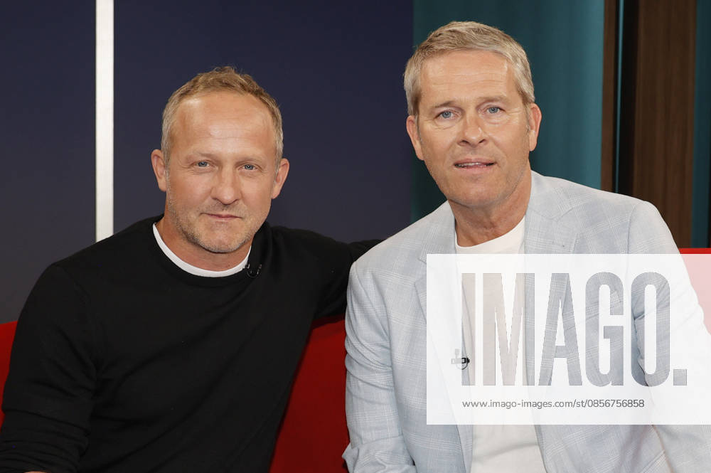Maximilian Brückner und Hinnerk Baumgarten im NDR Nachrichten- und Talkmagazin DAS! Rote Sofa im NDR Fernsehstudio Lokstedt. Hamburg