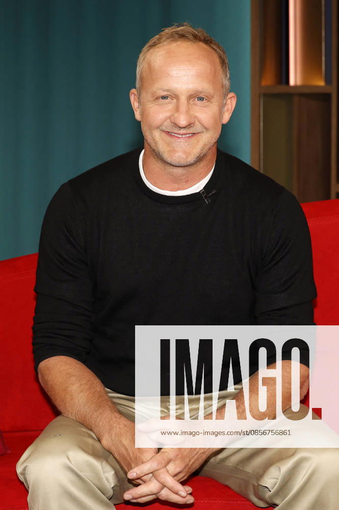 Maximilian Brückner im NDR Nachrichten- und Talkmagazin DAS! Rote Sofa im NDR Fernsehstudio Lokstedt. Hamburg