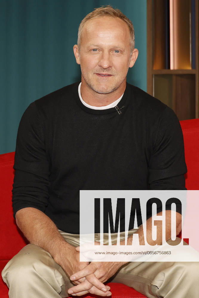 Maximilian Brückner im NDR Nachrichten- und Talkmagazin DAS! Rote Sofa im NDR Fernsehstudio Lokstedt. Hamburg