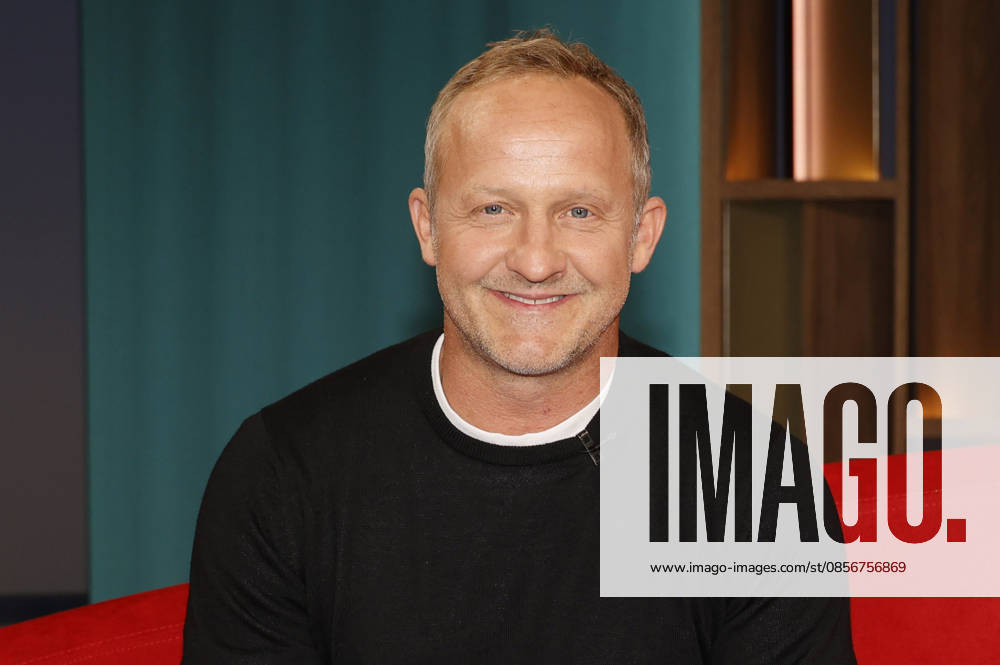 Maximilian Brückner im NDR Nachrichten- und Talkmagazin DAS! Rote Sofa im NDR Fernsehstudio Lokstedt. Hamburg