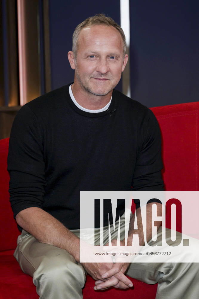 ABB ROTESOFA- Maximilian Brückner Brueckner Schauspieler zu Gast in der NDR TV Sendung Das ! Rote Sofa aus dem NDR Studio am 15.05.2026 in Hamburg Hamburg Deutschland