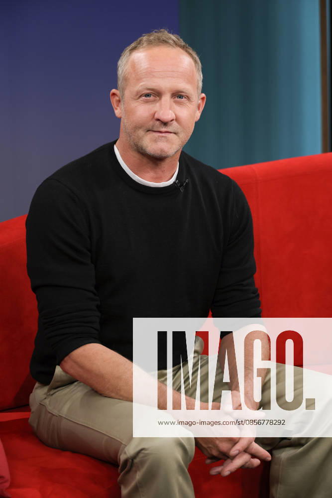 Maximilian Brückner, Schauspieler, zu Gast in der Fernsehsendung DAS! Rote Sofa, eine Live-Talksendung des Norddeutschen Rundfunks, Fototermin am 15.5.2026 im Fernsehstudio des NDR in Hamburg Lokstedt