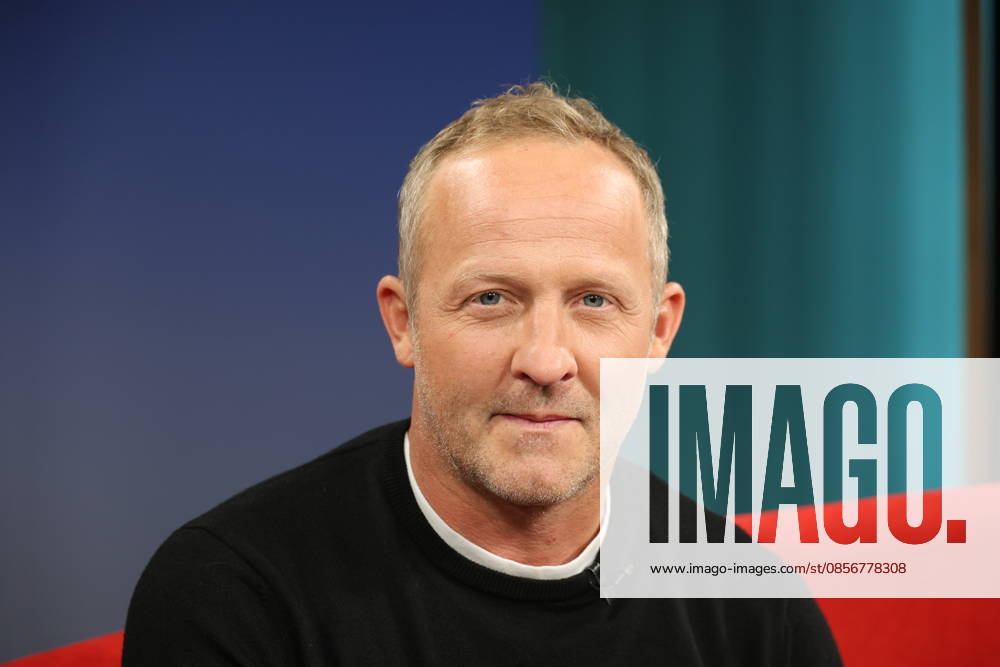 Maximilian Brückner, Schauspieler, zu Gast in der Fernsehsendung DAS! Rote Sofa, eine Live-Talksendung des Norddeutschen Rundfunks, Fototermin am 15.5.2026 im Fernsehstudio des NDR in Hamburg Lokstedt