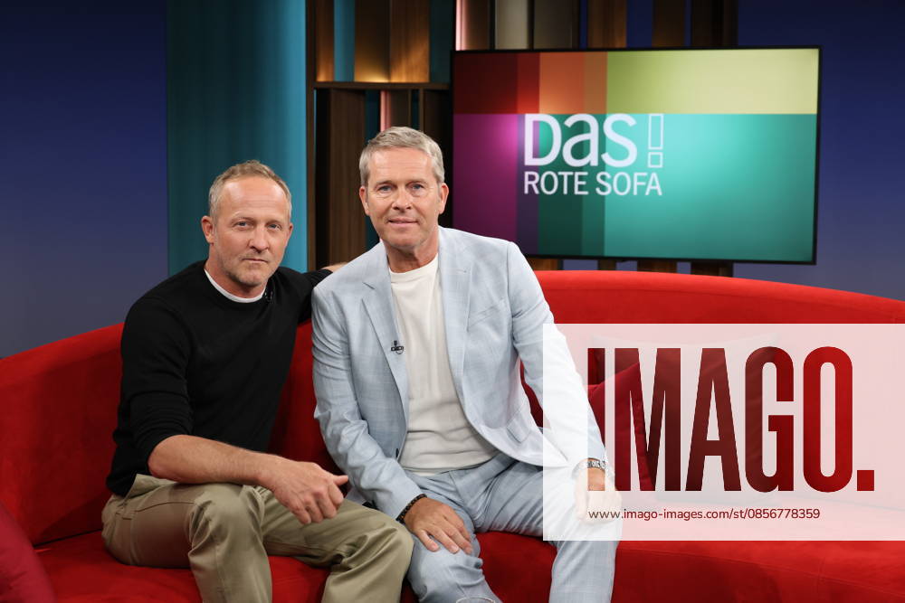 Maximilian Brückner, Schauspieler, zu Gast in der Fernsehsendung DAS! Rote Sofa, eine Live-Talksendung des Norddeutschen Rundfunks, rechts Moderator Hinnerk Baumgarten, Fototermin am 15.5.2026 im Fernsehstudio des NDR in Hamburg Lokstedt