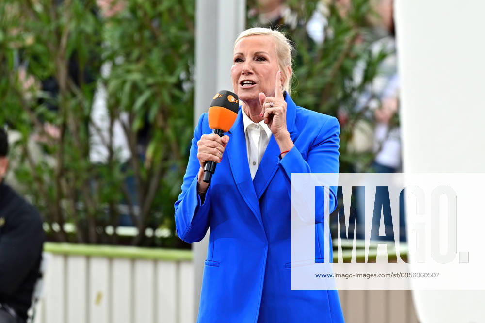 ZDF - Fernsehgarten. Moderatorin Andrea Kiwi Kiewel während der ZDF - Unterhaltungsshow Fernsehgarten am 17.05.2026 in Mainz. 20260517MWI121985