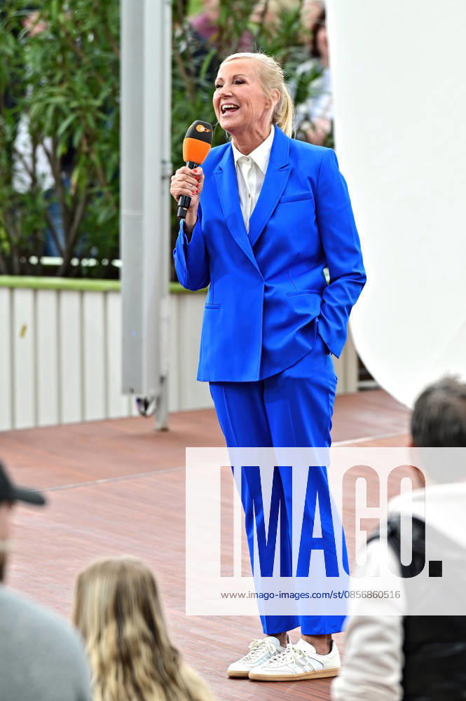 ZDF - Fernsehgarten. Moderatorin Andrea Kiwi Kiewel während der ZDF - Unterhaltungsshow Fernsehgarten am 17.05.2026 in Mainz. 20260517MWI122005