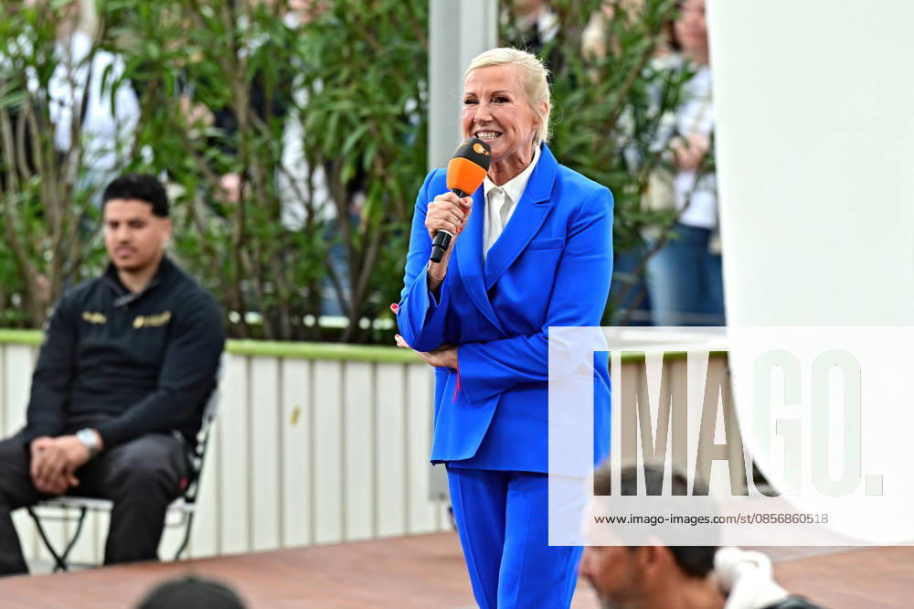 ZDF - Fernsehgarten. Moderatorin Andrea Kiwi Kiewel während der ZDF - Unterhaltungsshow Fernsehgarten am 17.05.2026 in Mainz. 20260517MWI122015