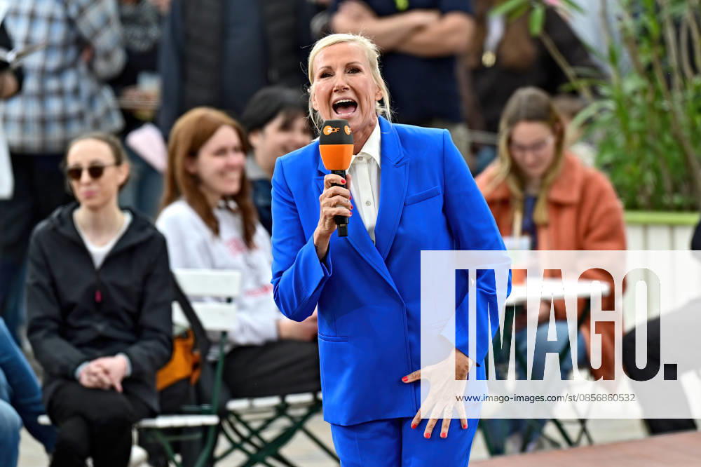 ZDF - Fernsehgarten. Moderatorin Andrea Kiwi Kiewel während der ZDF - Unterhaltungsshow Fernsehgarten am 17.05.2026 in Mainz. 20260517MWI122101