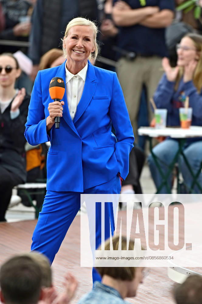 ZDF - Fernsehgarten. Moderatorin Andrea Kiwi Kiewel während der ZDF - Unterhaltungsshow Fernsehgarten am 17.05.2026 in Mainz. 20260517MWI122122