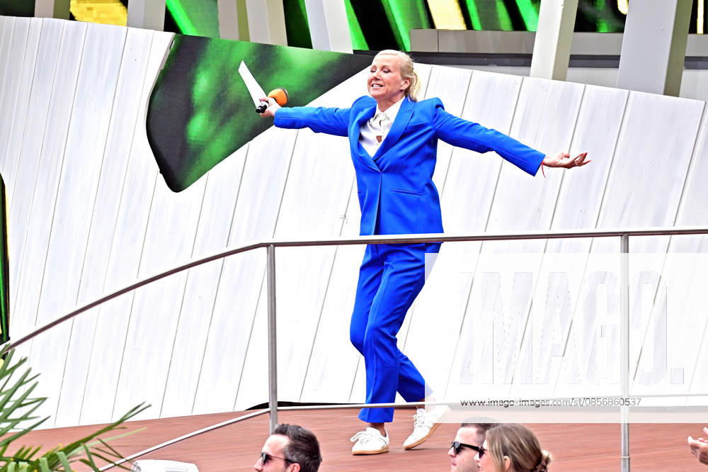 ZDF - Fernsehgarten. Moderatorin Andrea Kiwi Kiewel während der ZDF - Unterhaltungsshow Fernsehgarten am 17.05.2026 in Mainz. 20260517MWI122164