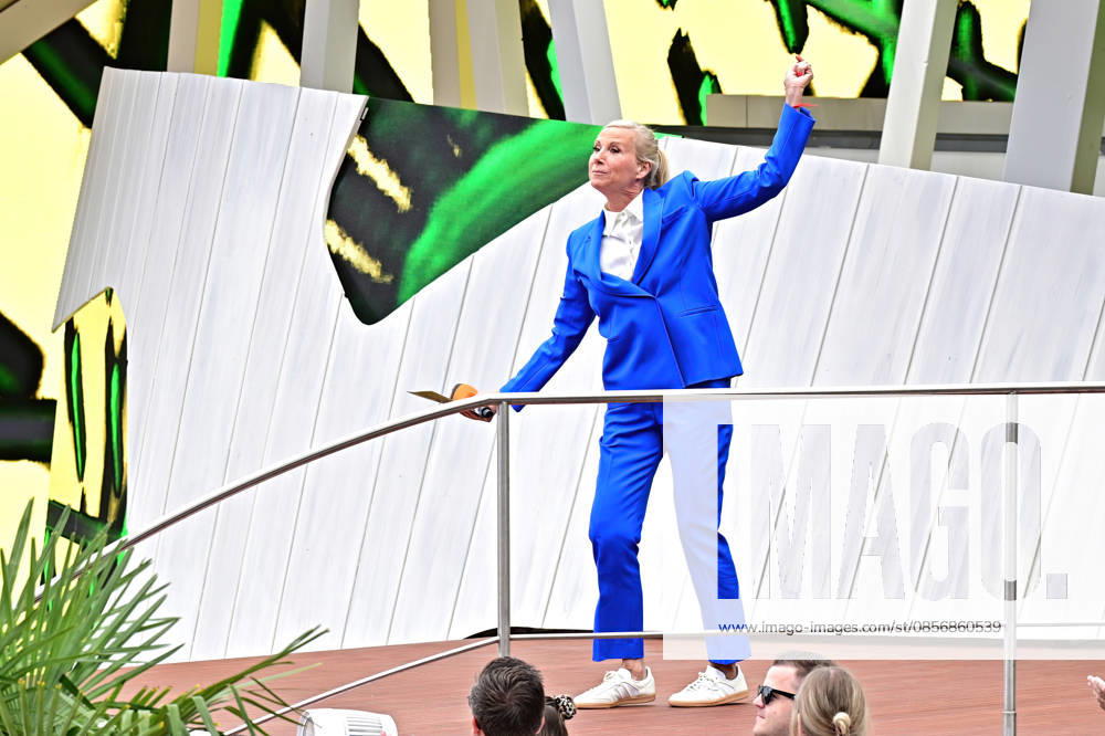 ZDF - Fernsehgarten. Moderatorin Andrea Kiwi Kiewel während der ZDF - Unterhaltungsshow Fernsehgarten am 17.05.2026 in Mainz. 20260517MWI122170