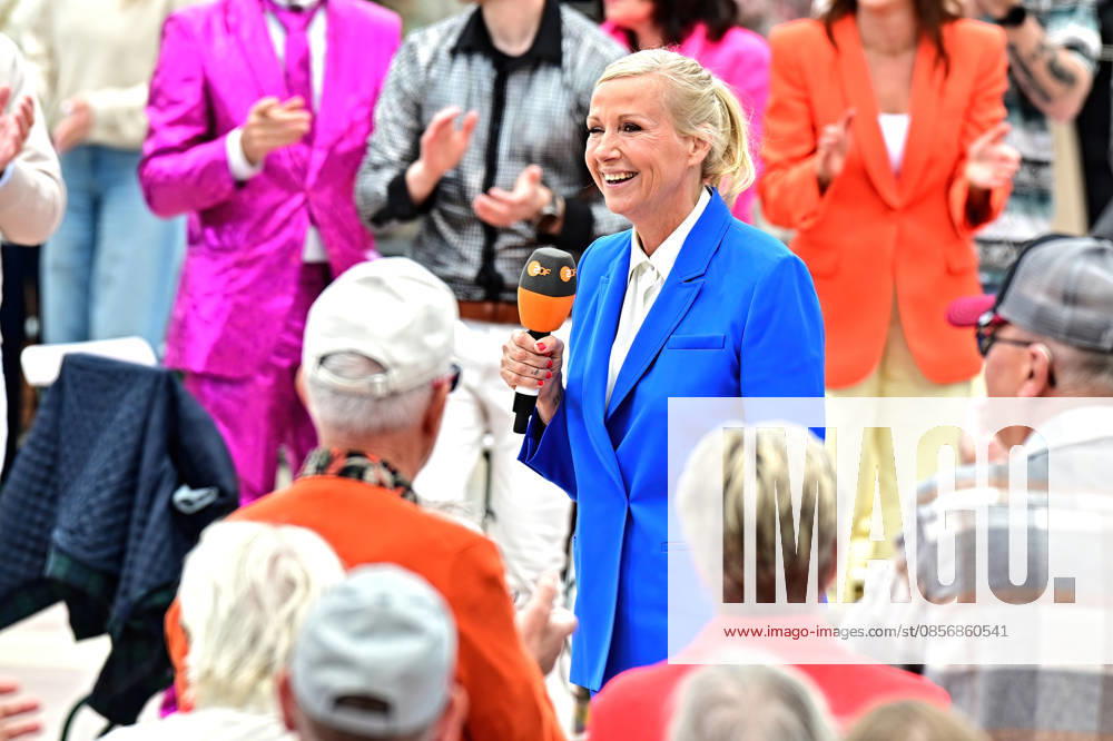 ZDF - Fernsehgarten. Moderatorin Andrea Kiwi Kiewel während der ZDF - Unterhaltungsshow Fernsehgarten am 17.05.2026 in Mainz. 20260517MWI122187