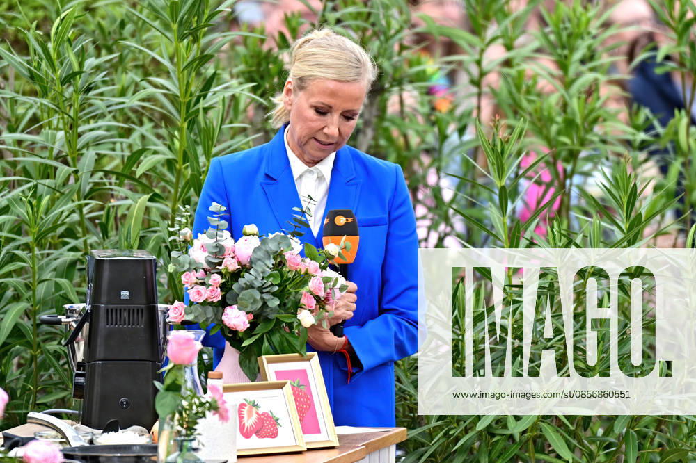 ZDF - Fernsehgarten. Moderatorin Andrea Kiwi Kiewel während der ZDF - Unterhaltungsshow Fernsehgarten am 17.05.2026 in Mainz. 20260517MWI122289