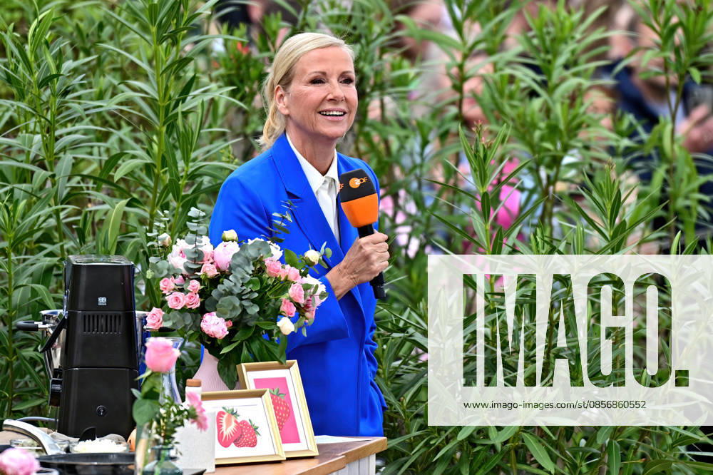 ZDF - Fernsehgarten. Moderatorin Andrea Kiwi Kiewel während der ZDF - Unterhaltungsshow Fernsehgarten am 17.05.2026 in Mainz. 20260517MWI122297