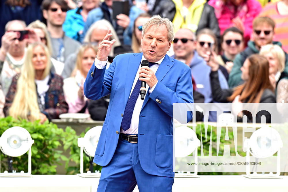 ZDF - Fernsehgarten. Sänger Bernhard Brink während der ZDF - Unterhaltungsshow Fernsehgarten am 17.05.2026 in Mainz. 20260517MWI122356