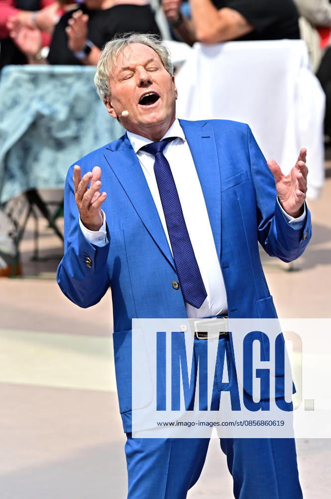 ZDF - Fernsehgarten. Sänger Bernhard Brink während der ZDF - Unterhaltungsshow Fernsehgarten am 17.05.2026 in Mainz. 20260517MWI122626